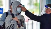 Студенту измеряют температуру тела